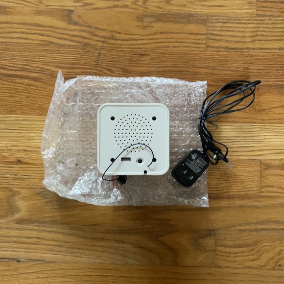 NWT Nelsonic FM Clock Radio with Built in Aux Cable & USB Charge Port - Picture 10 of 10